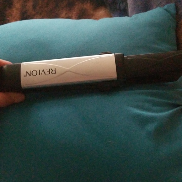 Revlon retractable hair straightener - Picture 2 of 3